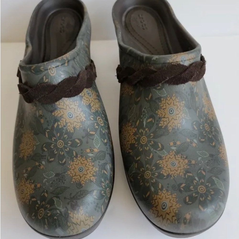 Crocs Sarah Clogs Green Floral Dual Comfort Clogs Mules Size 9